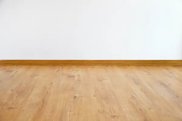 Cuidados diários com pisos de madeira para evitar poeira e conservar o brilho