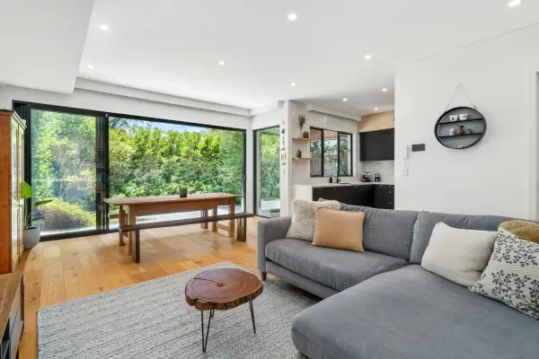 Como organizar a limpeza de janelas grandes e panorâmicas em casas de campo