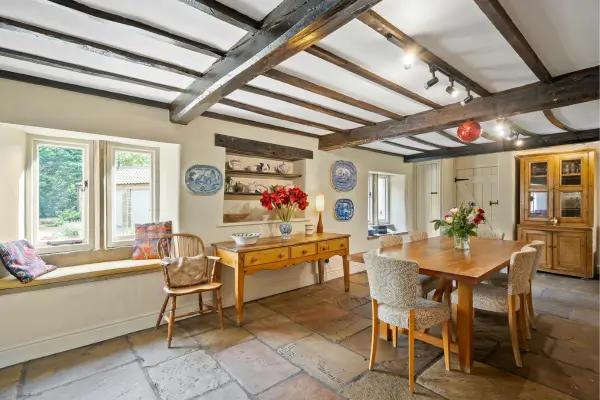 Pequenas mudanças que transformam a rotina de casas de campo com móveis de madeira expostos à umidade